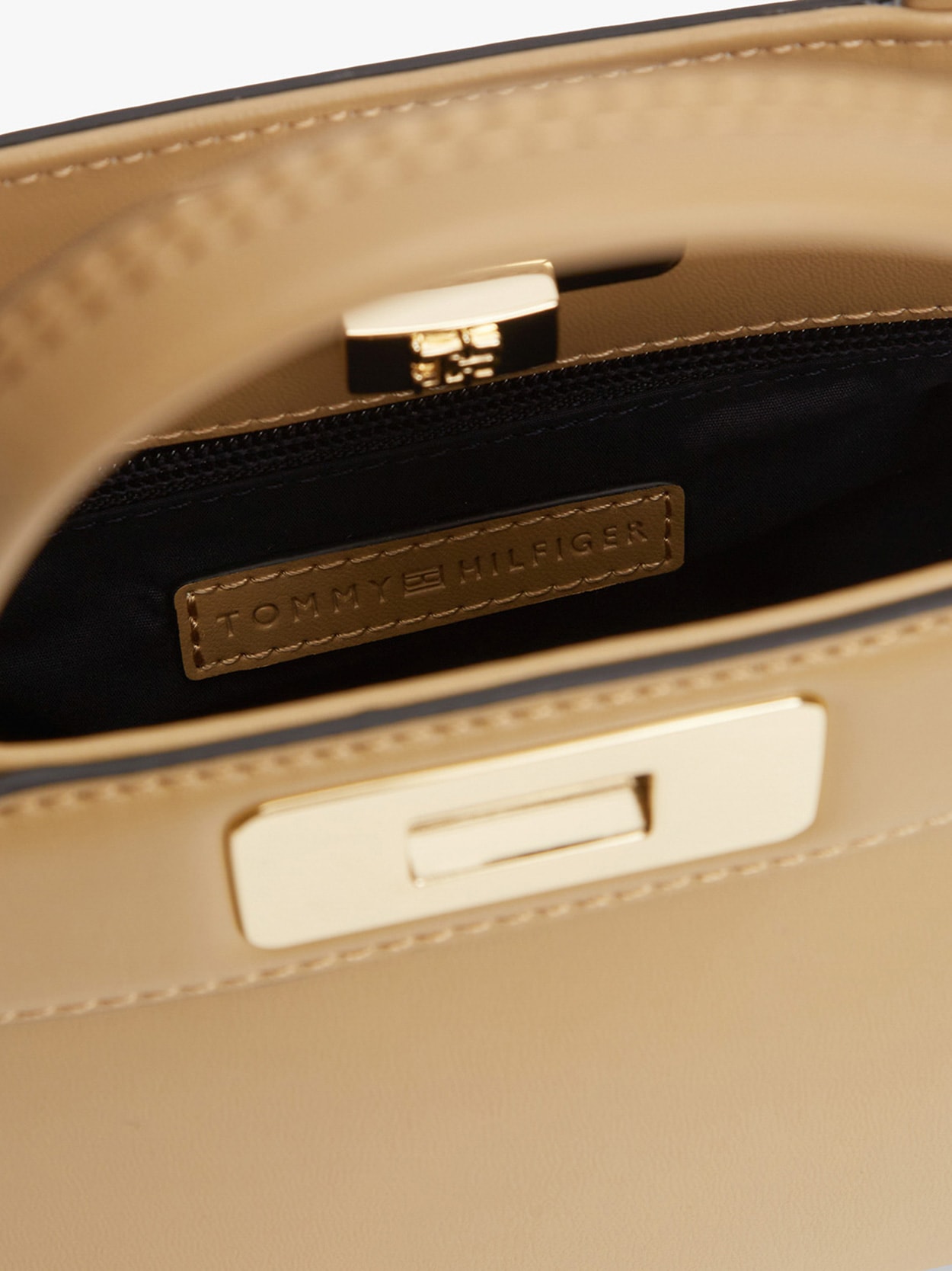 Bolsa Modern com Acabamento Acetinado e Alça de Mão e Transversal Removível