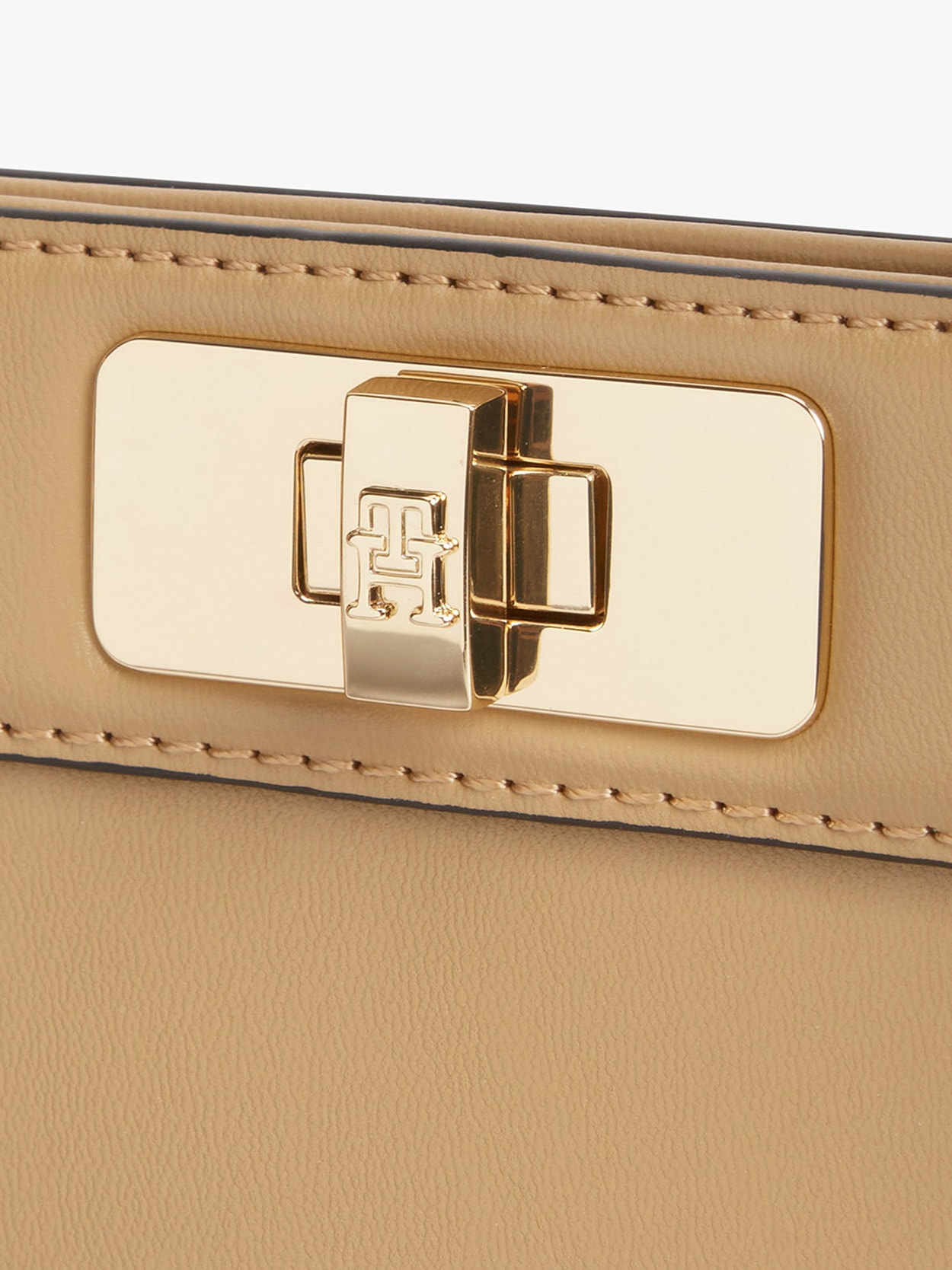 Bolsa Modern com Acabamento Acetinado e Alça de Mão e Transversal Removível