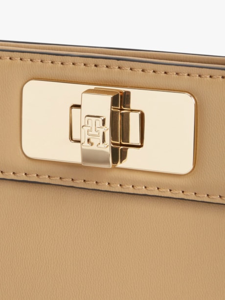 Bolsa Modern com Acabamento Acetinado e Alça de Mão e Transversal Removível