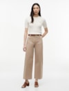 Calça em Sarja com Bolsos