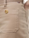 Calça em Sarja com Bolsos