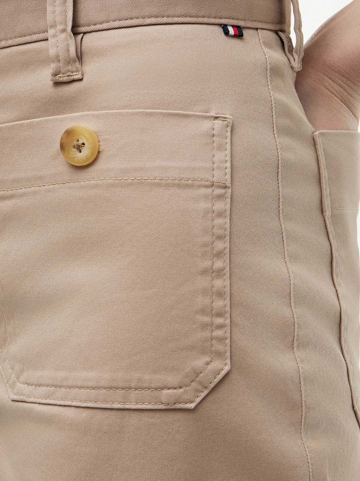 Calça em Sarja com Bolsos