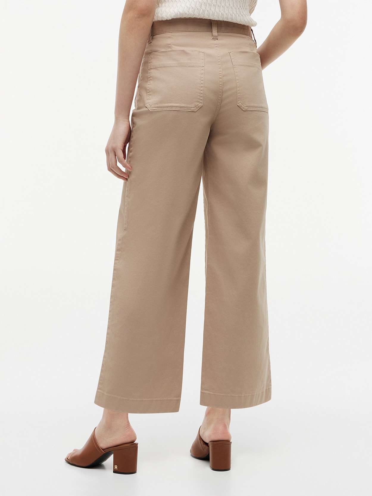 Calça em Sarja com Bolsos