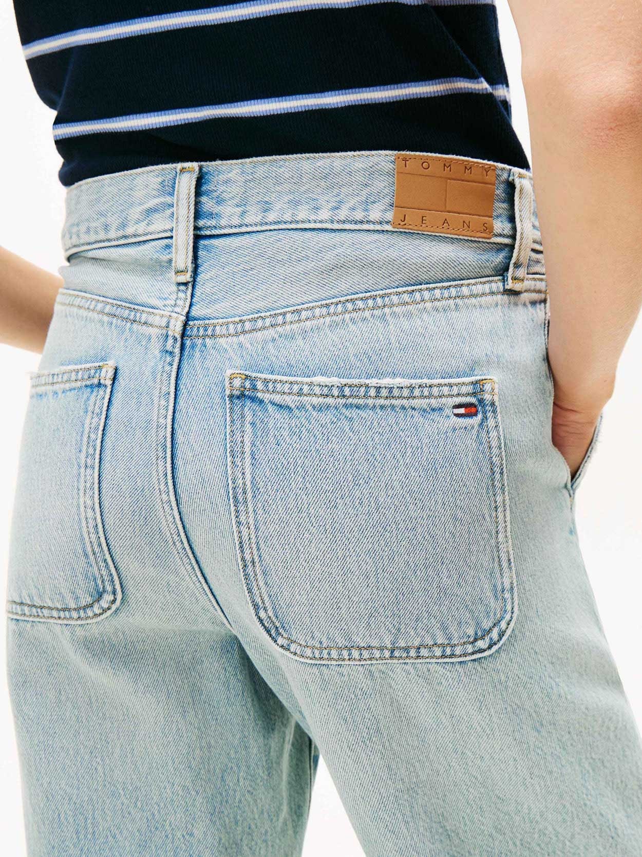 Calça Jeans Flare com Bolso Diferenciado Retangular