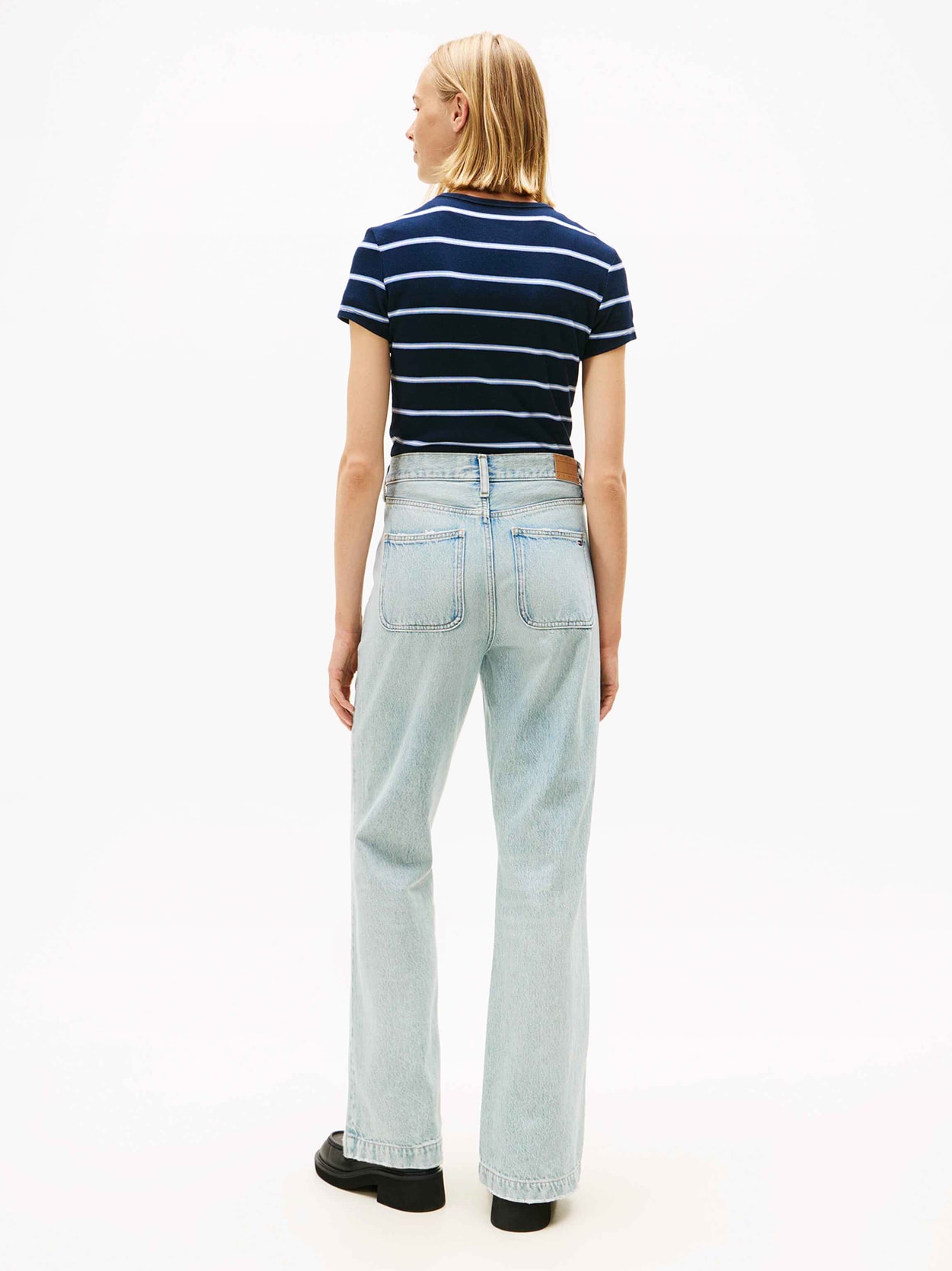 Calça Jeans Flare com Bolso Diferenciado Retangular