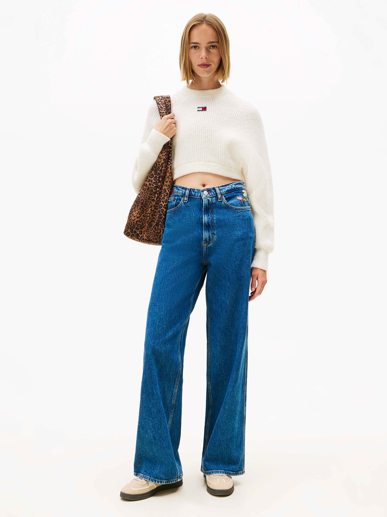Calça Jeans Wide Leg com Bordado Floral