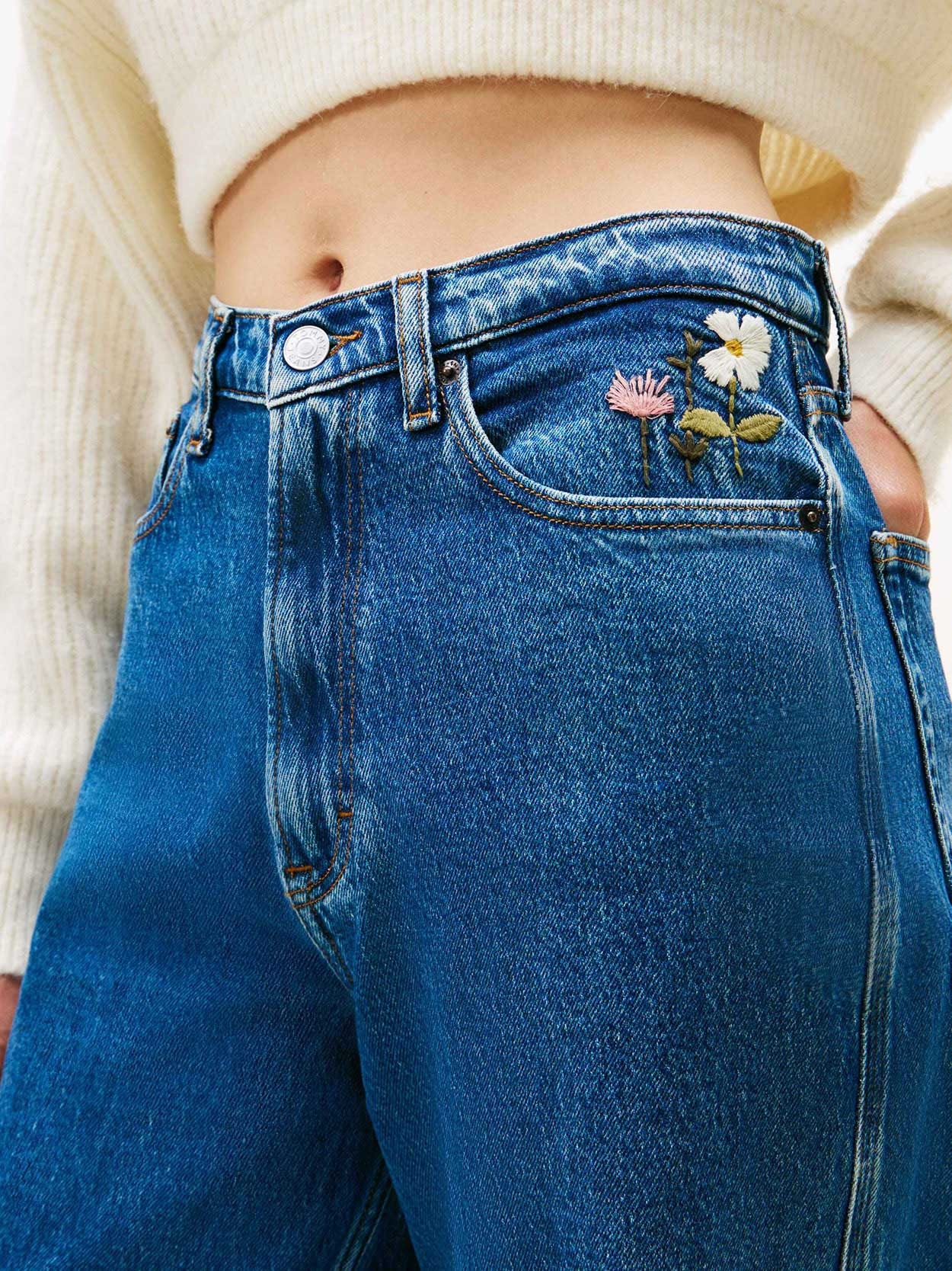 Calça Jeans Wide Leg com Bordado Floral
