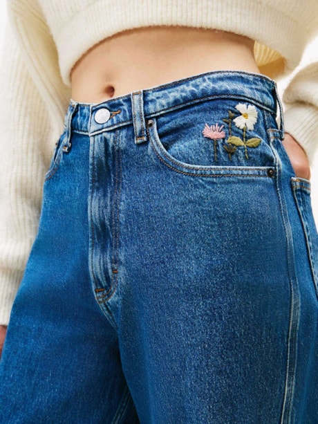 Calça Jeans Wide Leg com Bordado Floral