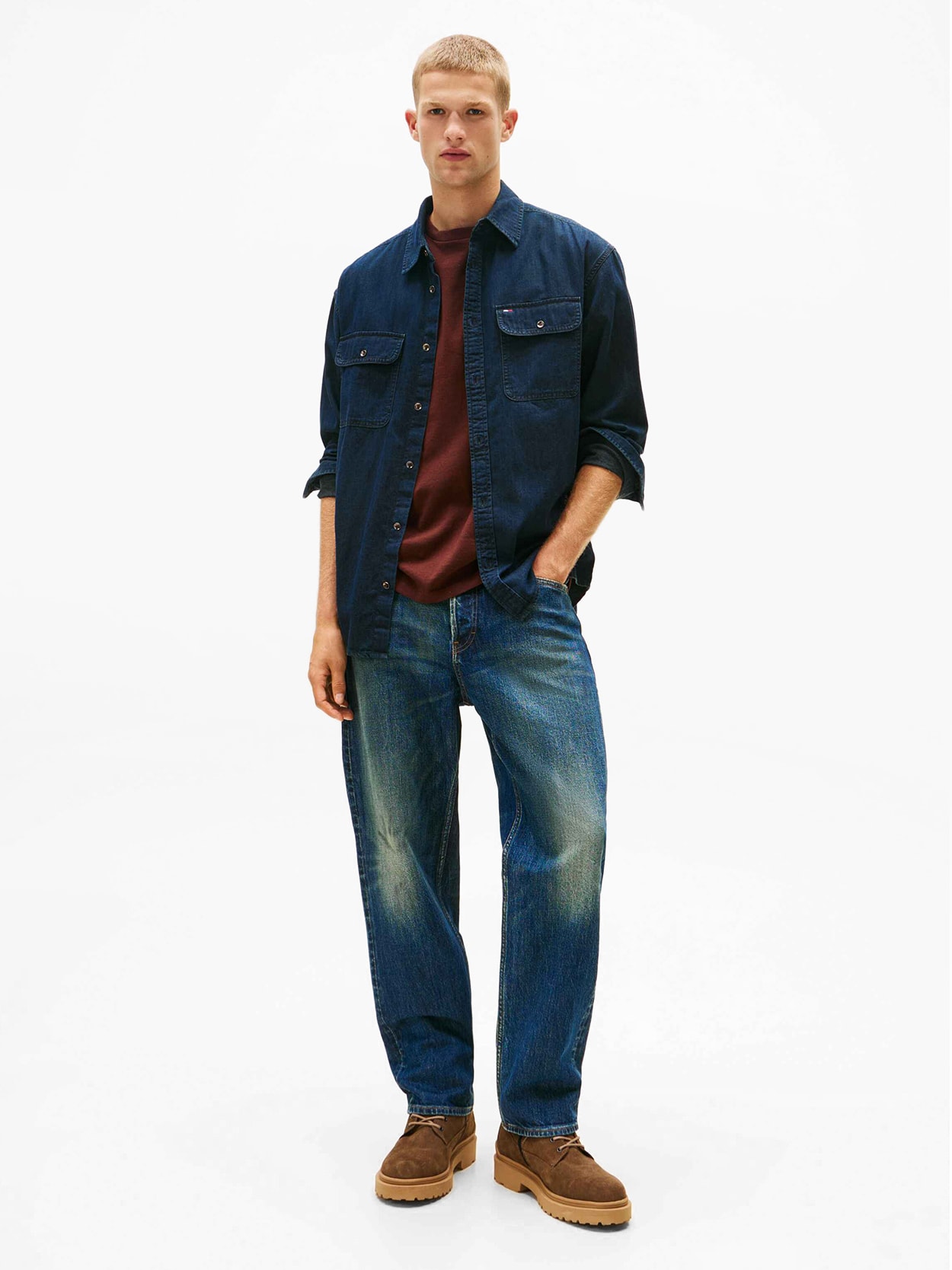 Camisa Jeans com Bolsos Frontais e Logo Bordado na Lapela