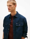 Camisa Jeans com Bolsos Frontais e Logo Bordado na Lapela