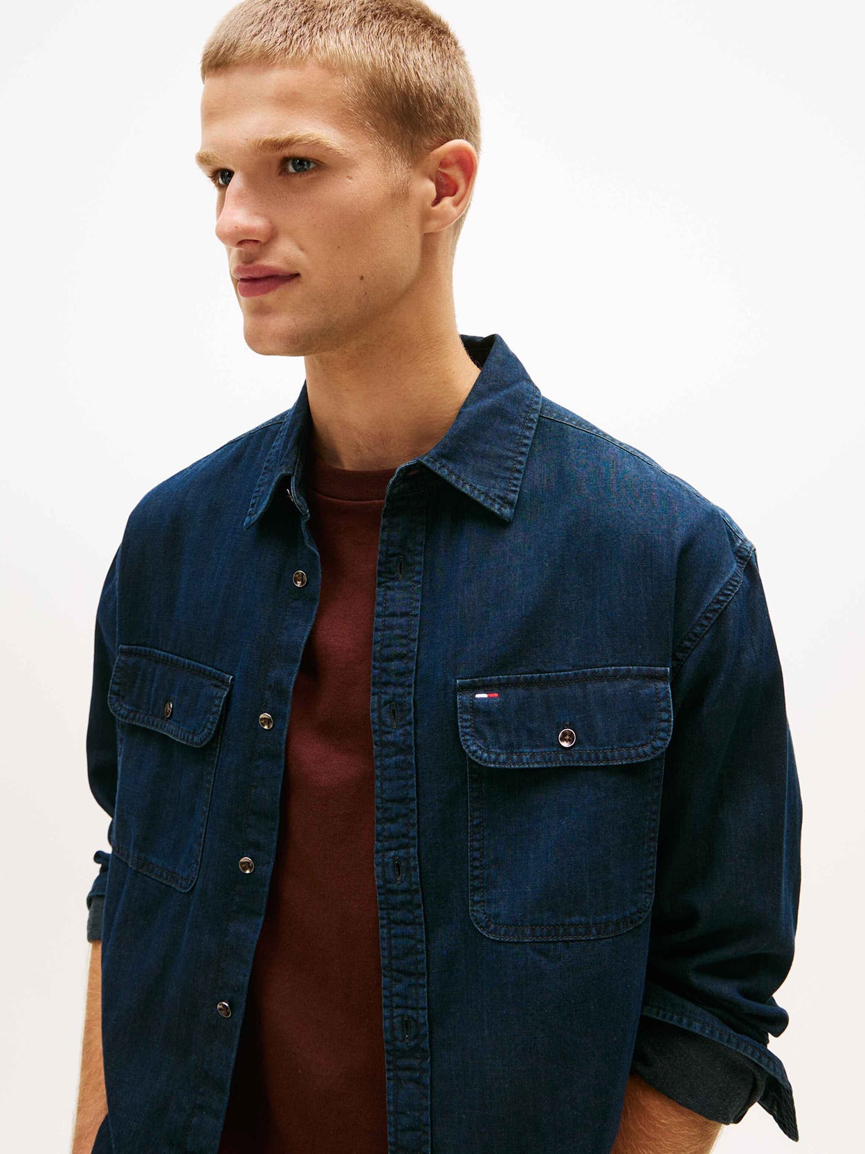 Camisa Jeans com Bolsos Frontais e Logo Bordado na Lapela