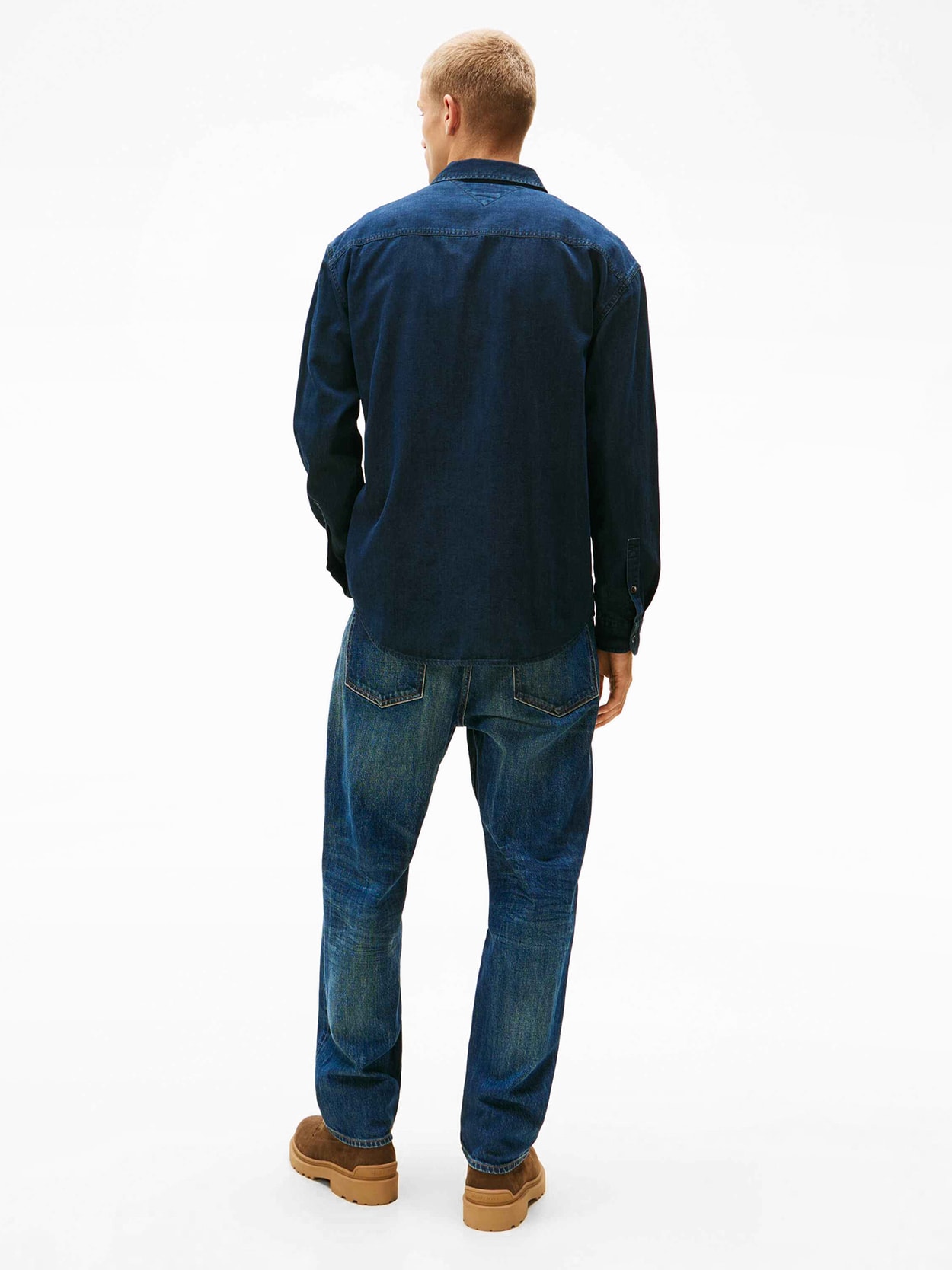 Camisa Jeans com Bolsos Frontais e Logo Bordado na Lapela