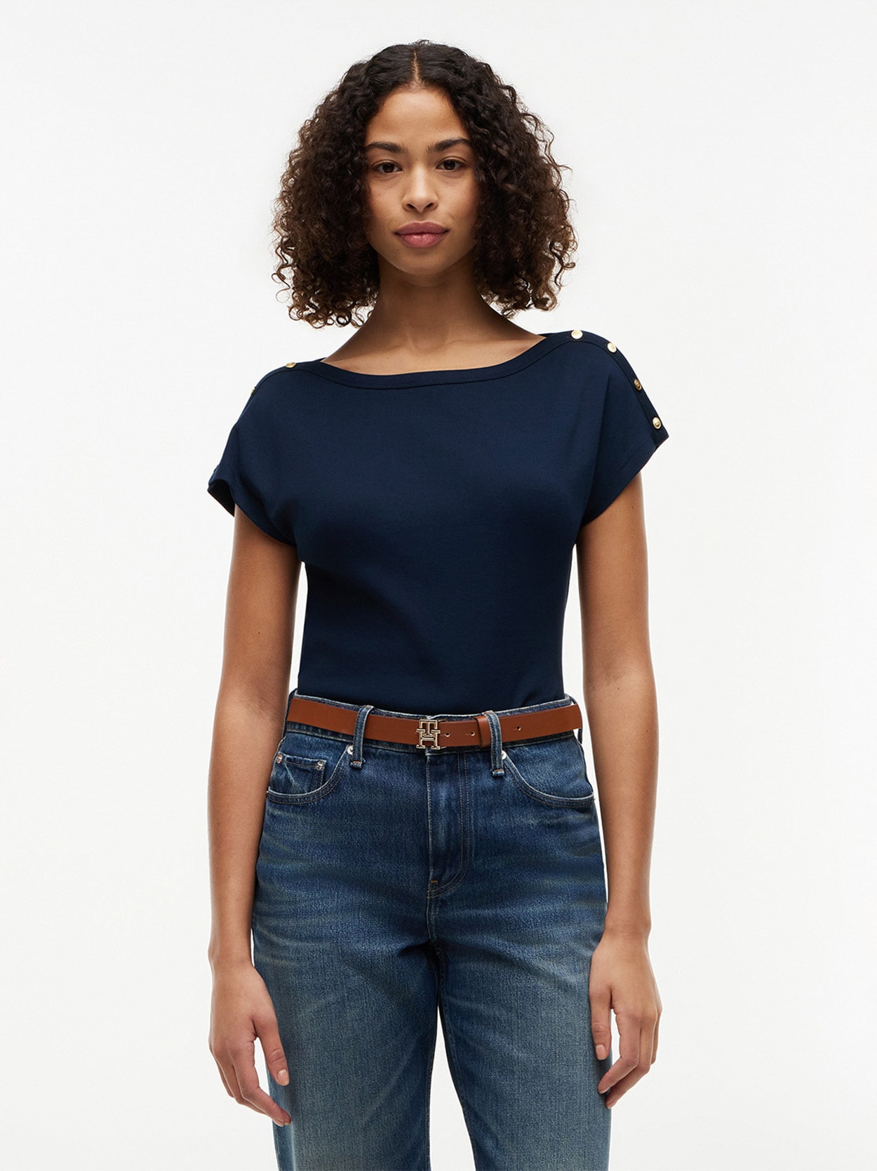 Camiseta com Decote Canoa e Botões Dourados