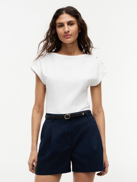 Camiseta com Decote Canoa e Botões Dourados