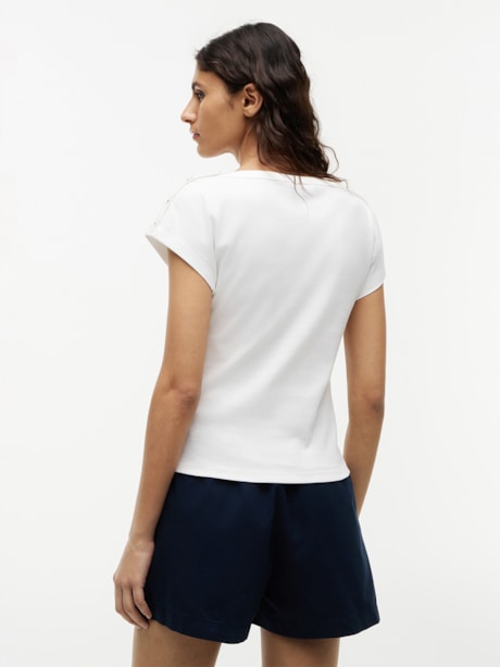 Camiseta com Decote Canoa e Botões Dourados