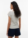 Camiseta com Decote Canoa e Botões Dourados