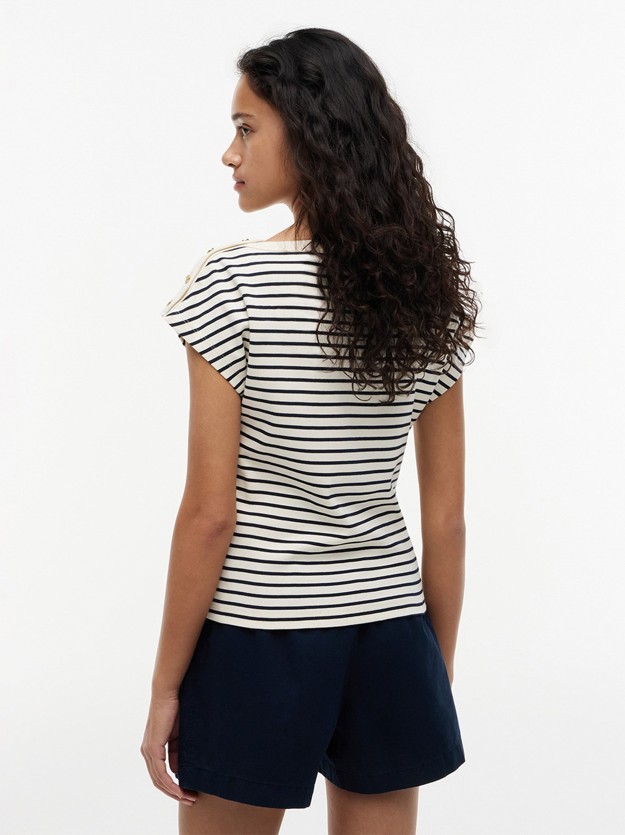Camiseta com Decote Canoa e Botões Dourados