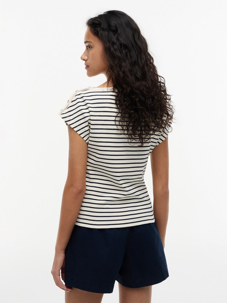 Camiseta com Decote Canoa e Botões Dourados