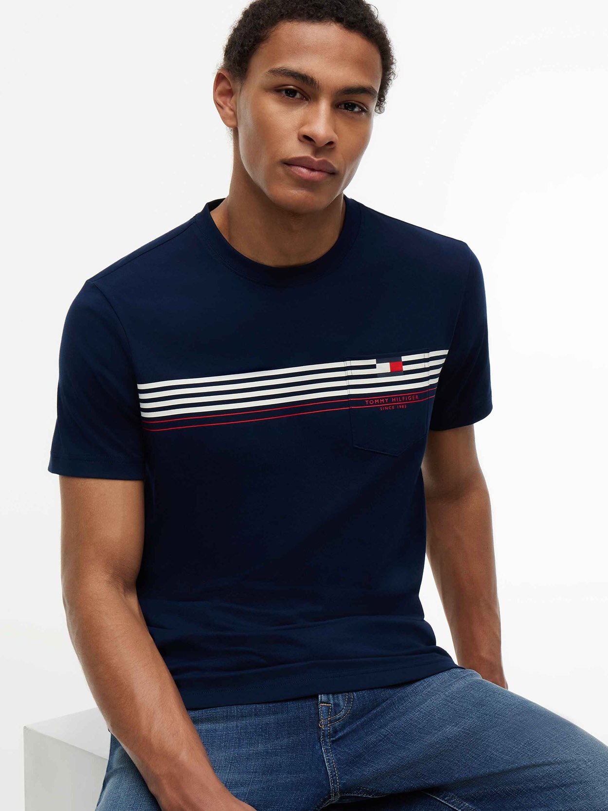 Camiseta com Estampa Listrada Assinatura