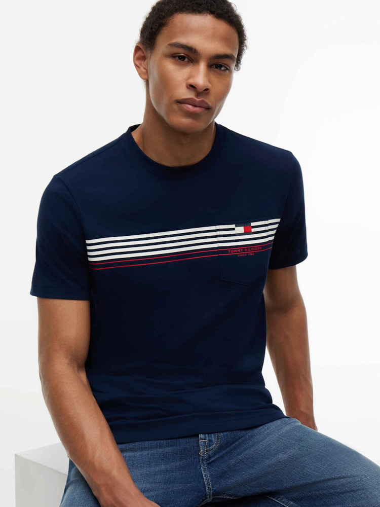 Camiseta com Estampa Listrada Assinatura