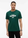 Camiseta com Gola C e Logo Contrastante