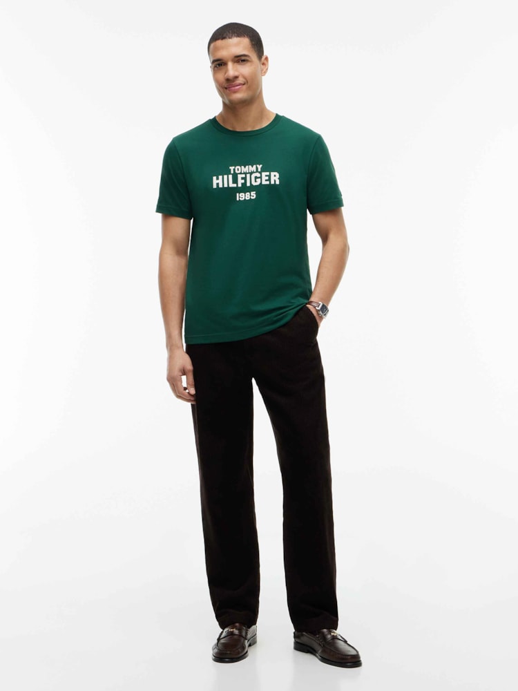 Camiseta com Gola C e Logo Contrastante