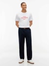 Camiseta com Gola C e Logo Contrastante