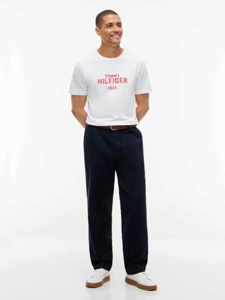 Camiseta com Gola C e Logo Contrastante