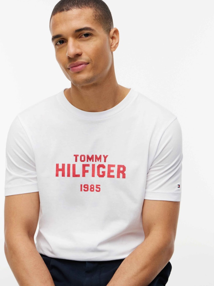 Camiseta com Gola C e Logo Contrastante