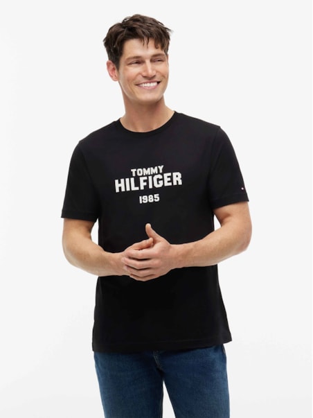 Camiseta com Gola C e Logo Contrastante