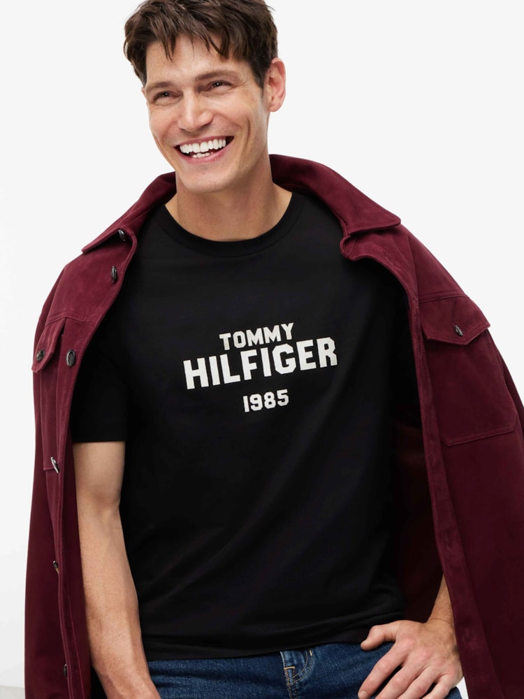 Camiseta com Gola C e Logo Contrastante