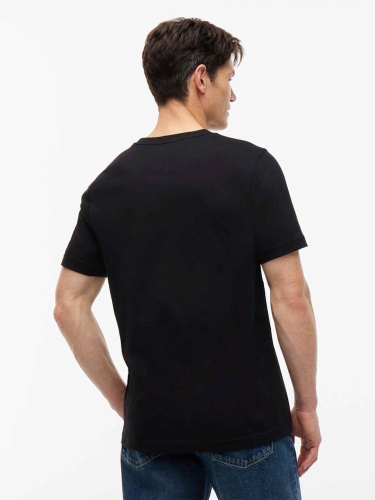 Camiseta com Gola C e Logo Contrastante