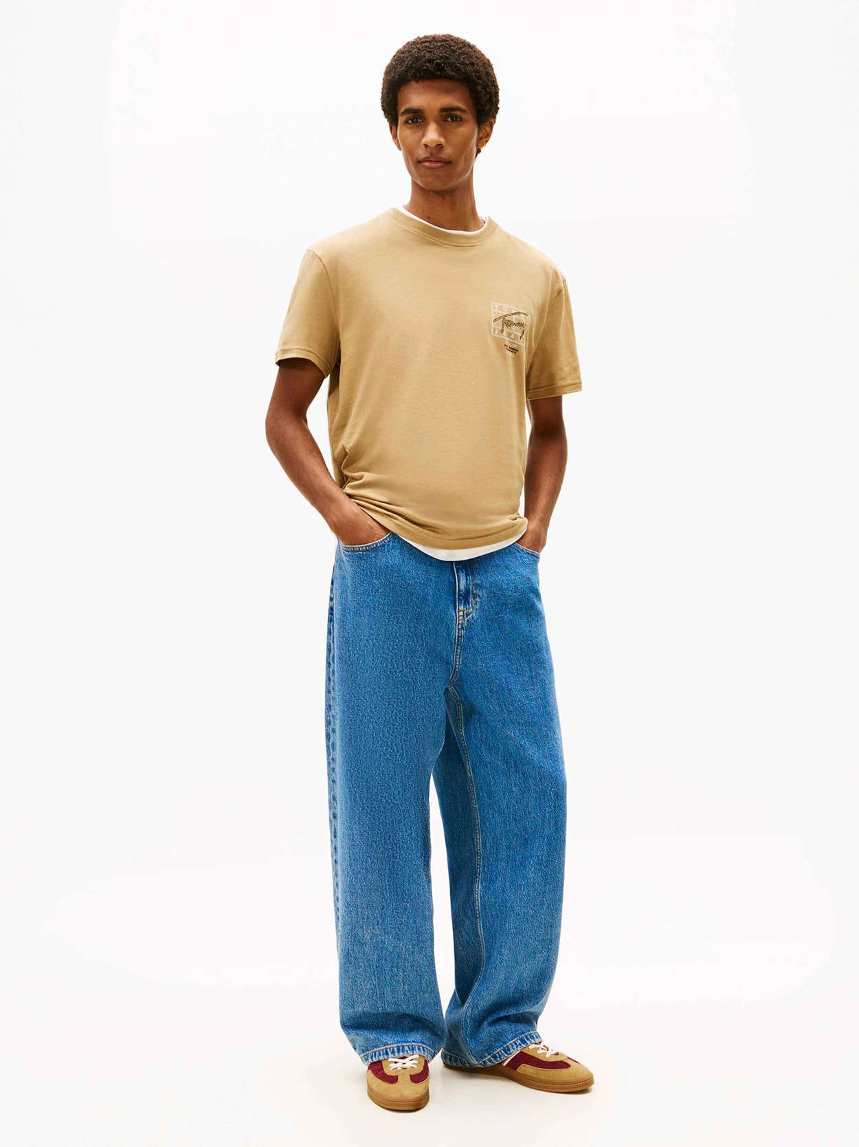 Camiseta de gola redonda com logo exclusivo nas costas