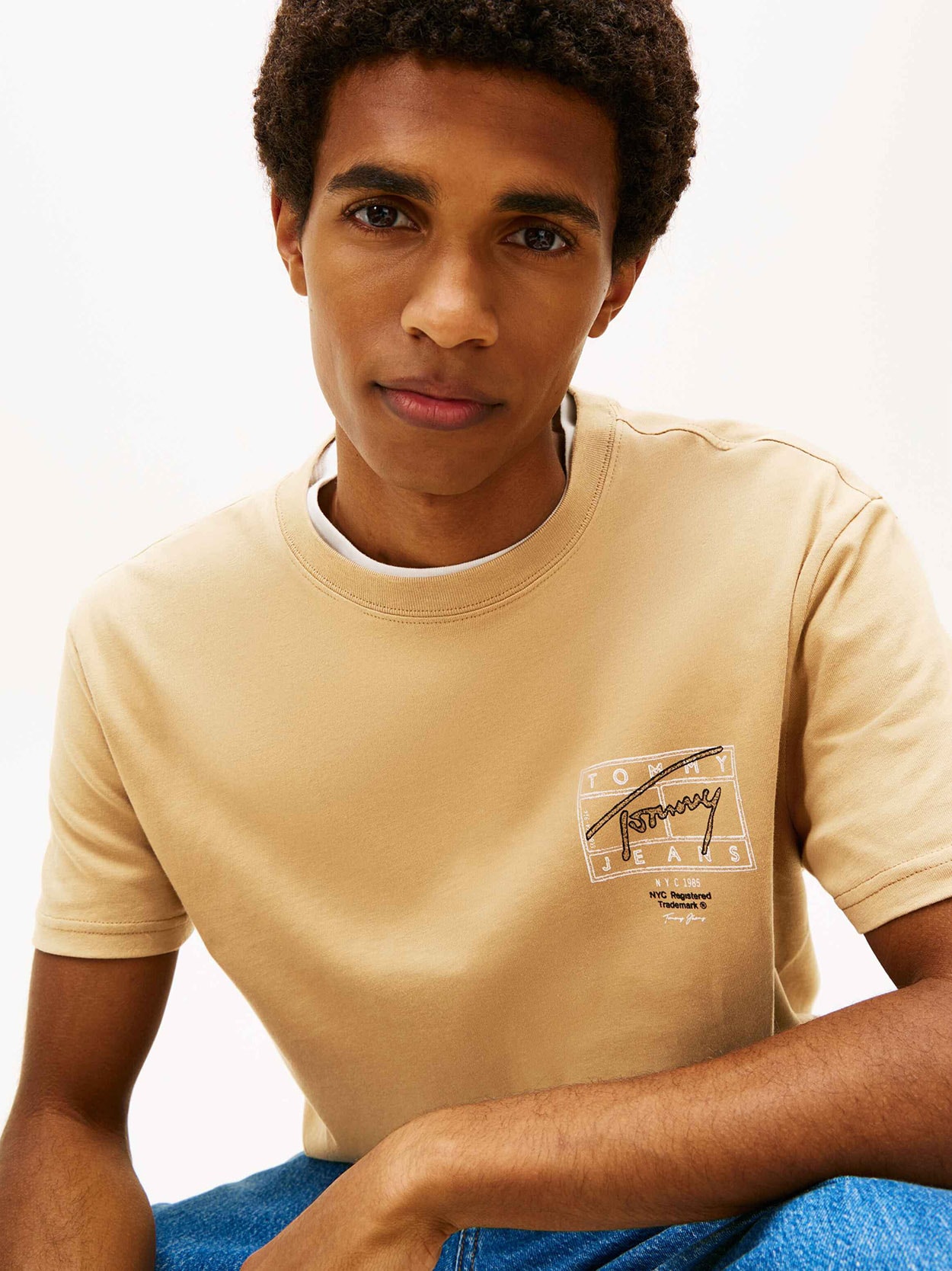 Camiseta de gola redonda com logo exclusivo nas costas