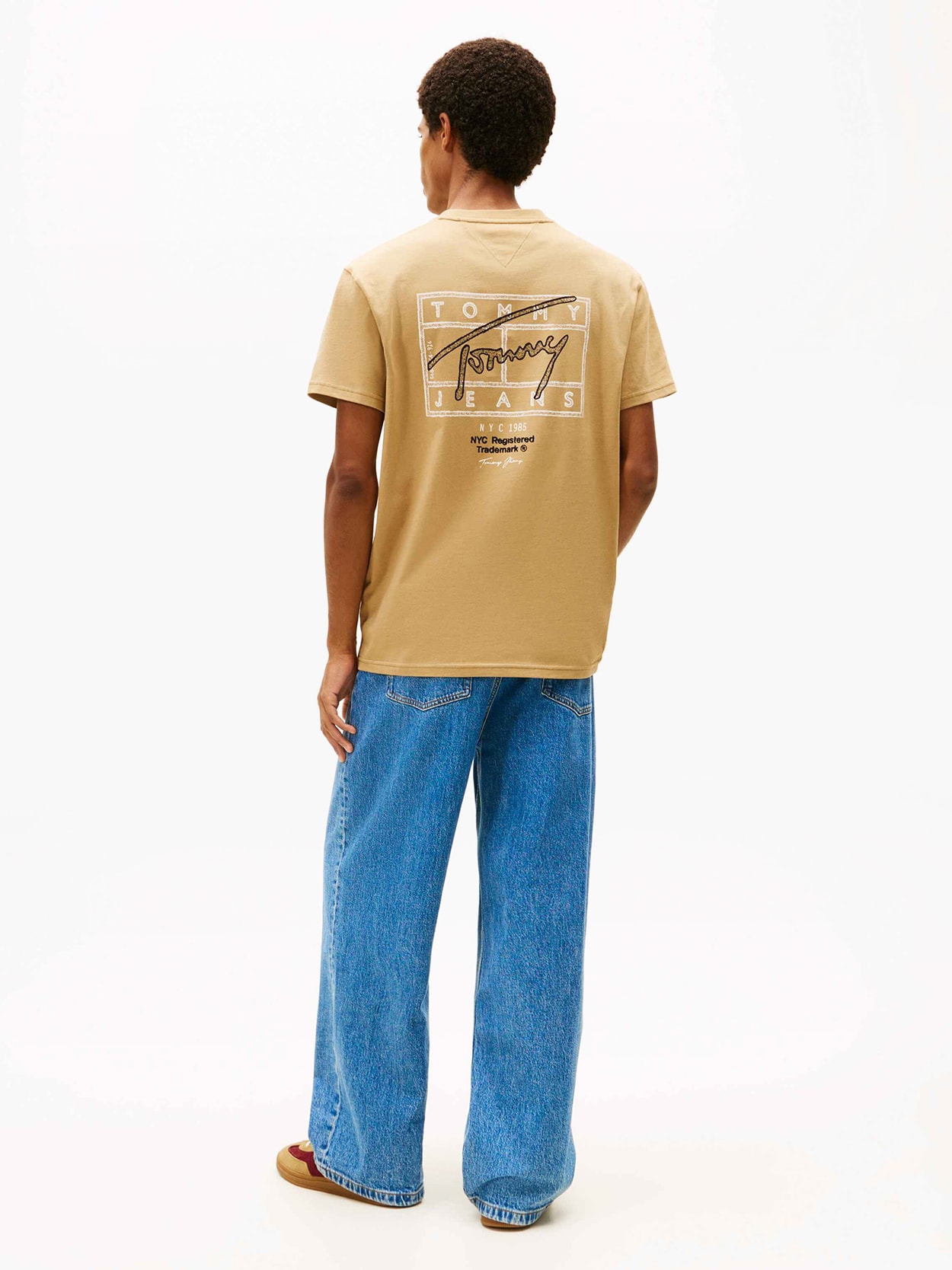 Camiseta de gola redonda com logo exclusivo nas costas