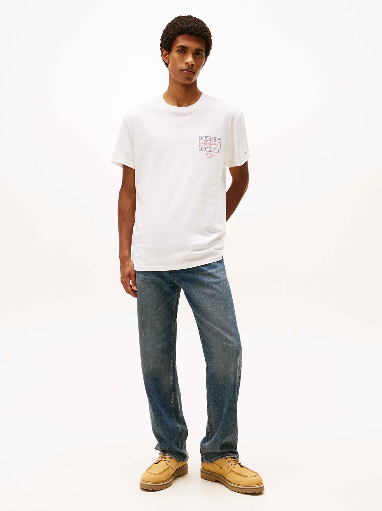 Camiseta de gola redonda com logo exclusivo nas costas