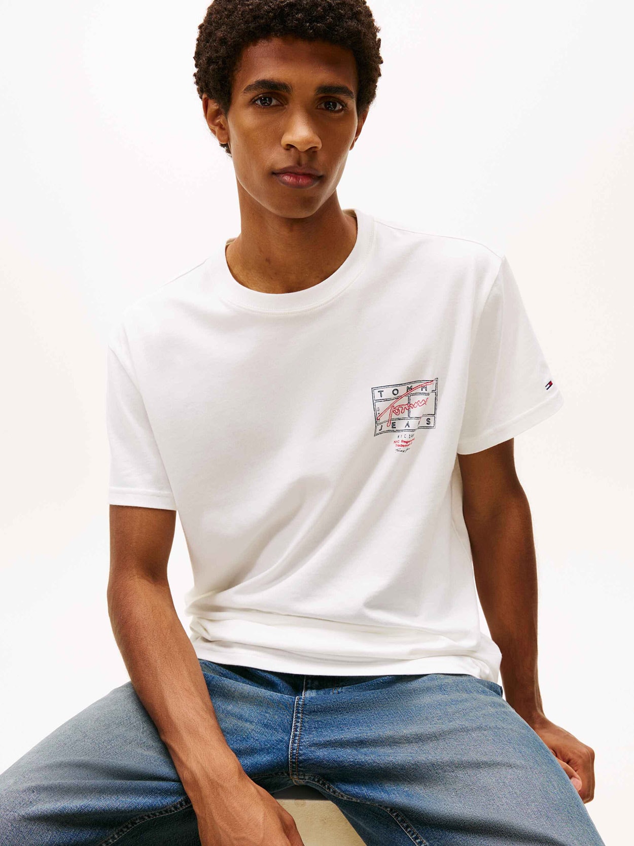 Camiseta de gola redonda com logo exclusivo nas costas