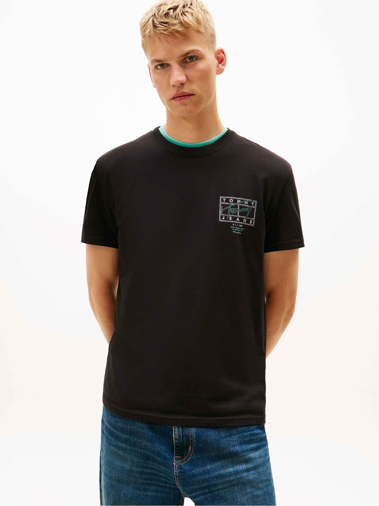 Camiseta de gola redonda com logo exclusivo nas costas