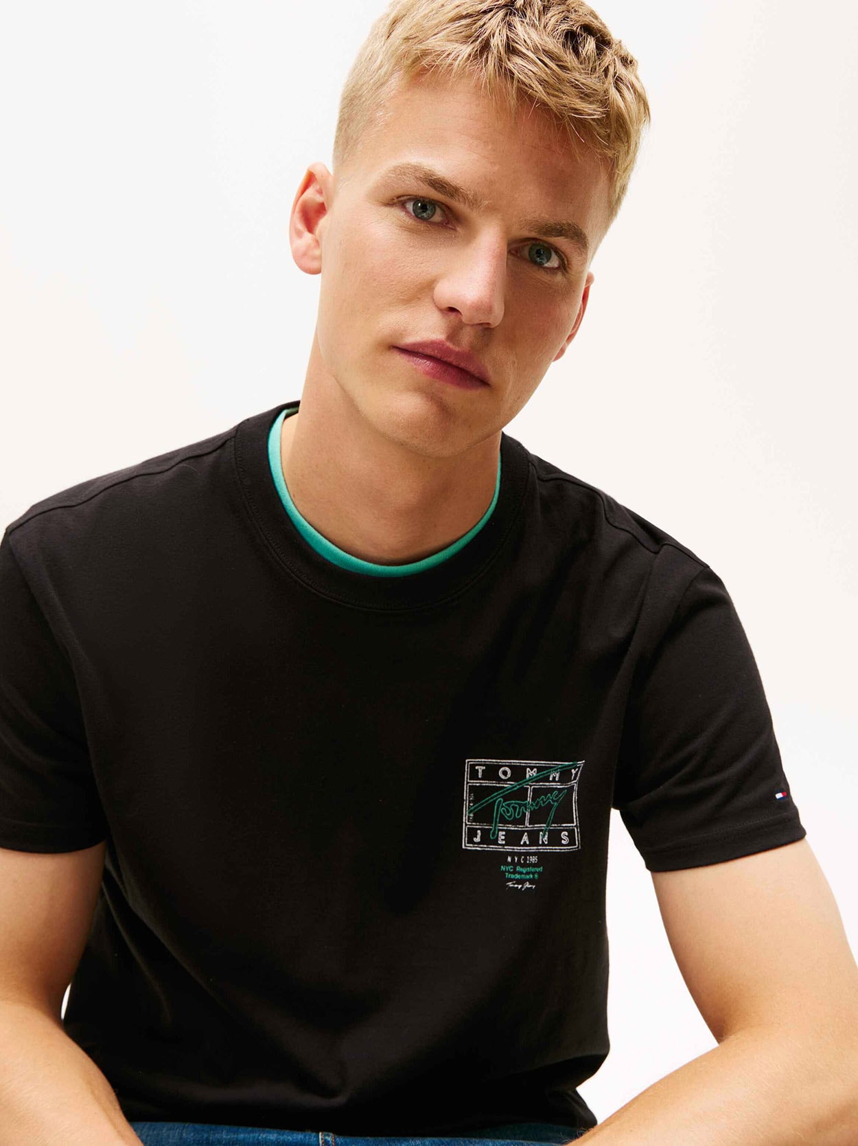Camiseta de gola redonda com logo exclusivo nas costas