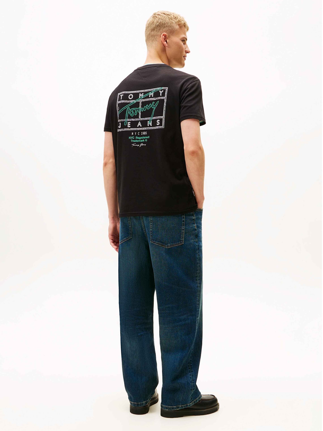 Camiseta de gola redonda com logo exclusivo nas costas