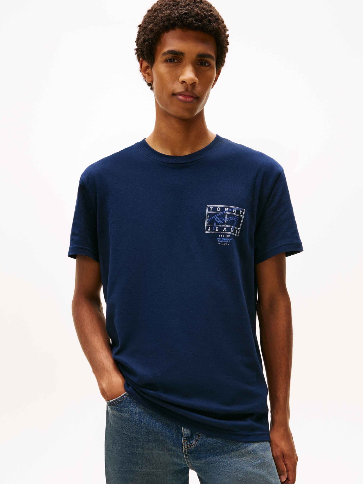 Camiseta de gola redonda com logo exclusivo nas costas