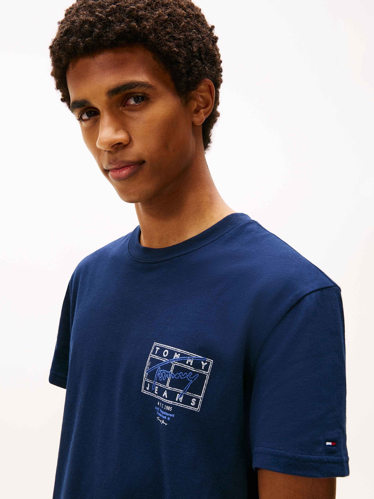 Camiseta de gola redonda com logo exclusivo nas costas