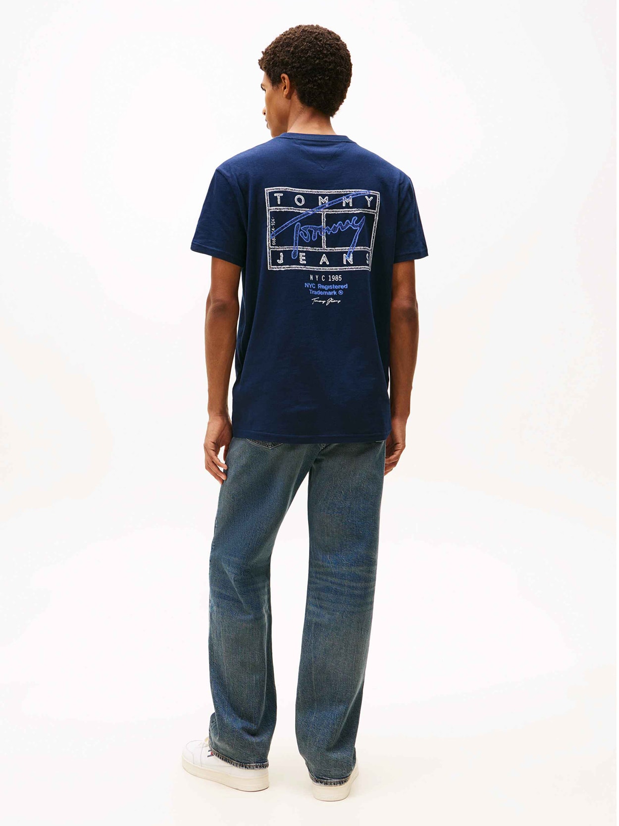 Camiseta de gola redonda com logo exclusivo nas costas