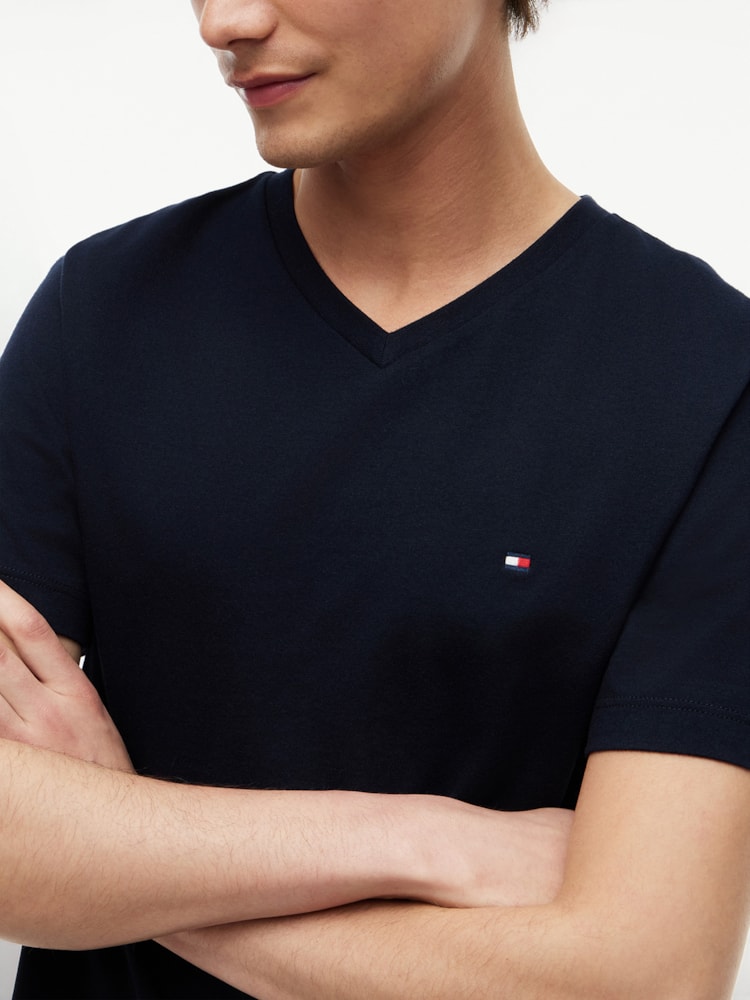 Camiseta em Algodão Pima com Gola V