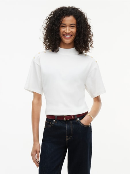 Camiseta Gola Alta com Botões Dourados