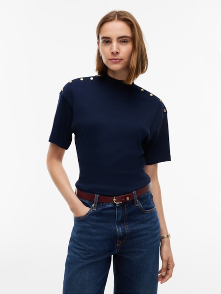 Camiseta Gola Alta com Botões Dourados