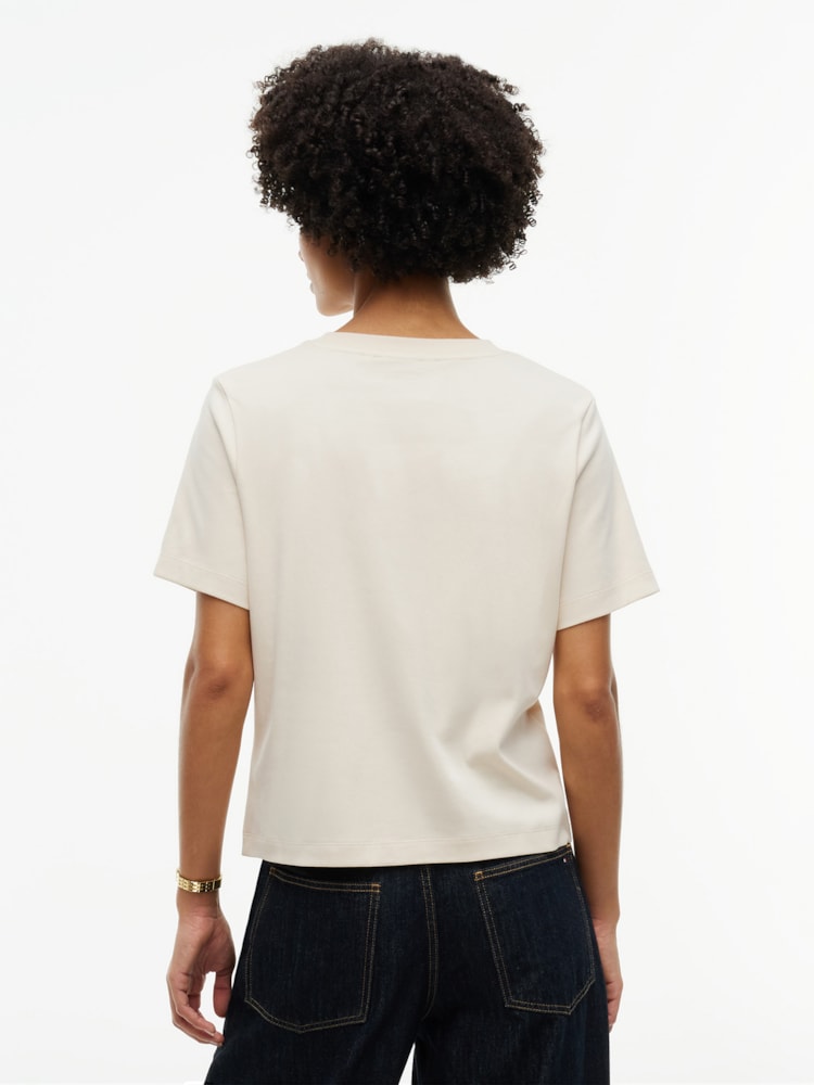 Camiseta Gola C com Bordado de Logo