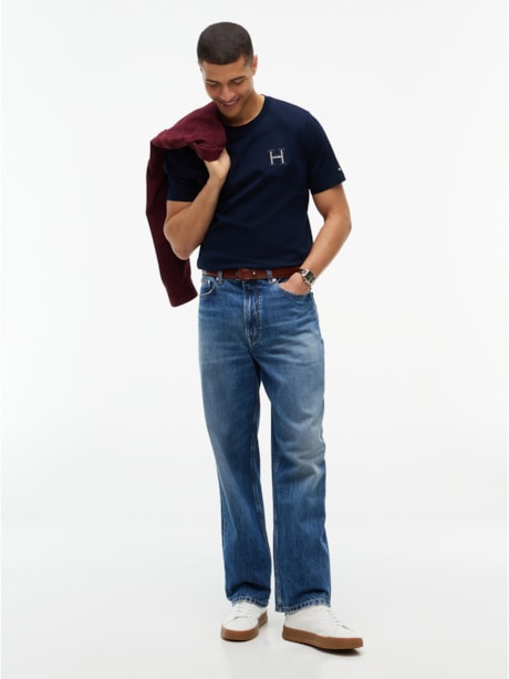 Camiseta Gola C com Bordado de Logo Varsity