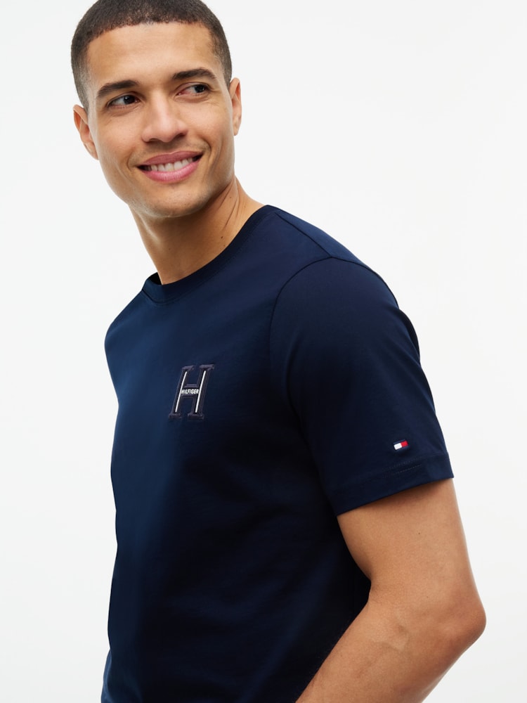 Camiseta Gola C com Bordado de Logo Varsity