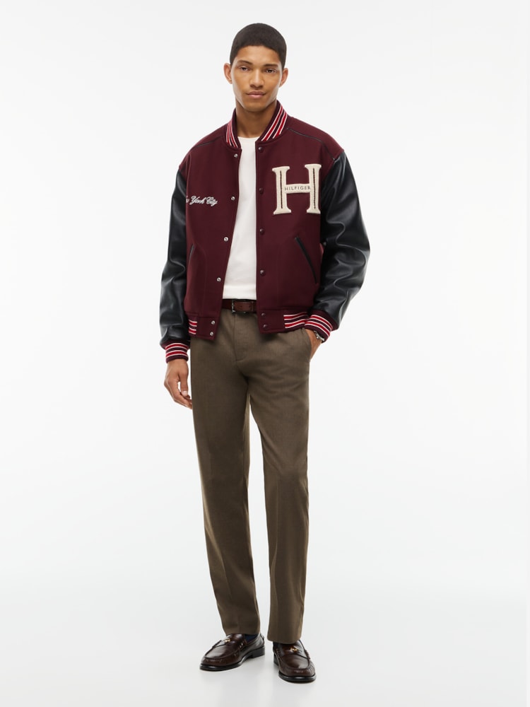Camiseta Gola C com Bordado de Logo Varsity